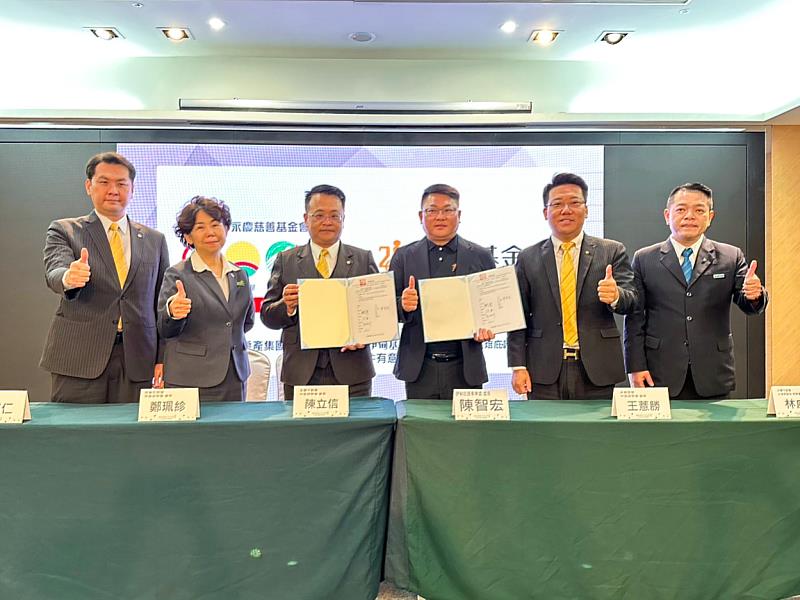 永慶加盟四品牌中區經管會與伊甸基金會庇護事業處長陳智宏(圖右3)合作,透過採購手工餅乾,提供身心障礙者工作、協助邁向自立(永慶房產集團提供)
