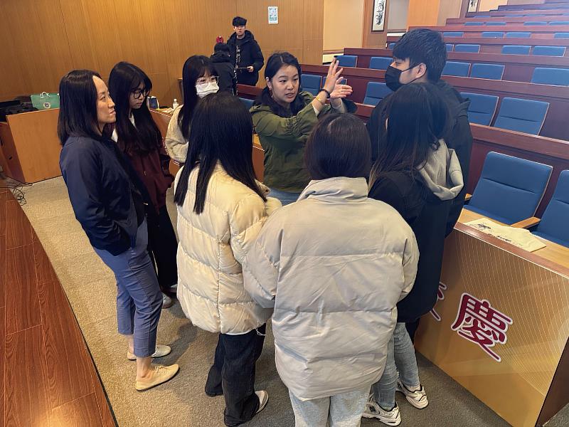 陳篤生醫院代表鍾珮瑜(中綠衣)為元培醫放系校友，會後與學弟妹們分享經驗