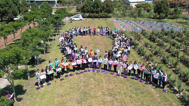 嘉義縣114年度社工日 「紫絲帶」合照傳達暴力零容忍