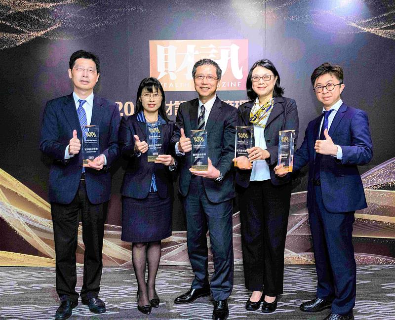 富邦證券致力提供客戶最佳財富管理服務,今(27)日由總經理郭永宜率隊出席2025《財訊》財富管理大獎頒獎典禮。富邦證券獲「最佳財富管理」、「最佳業務團隊」、「最佳數位金融」、「最佳創意行銷」及「最佳永續推動」共五個獎項殊榮。