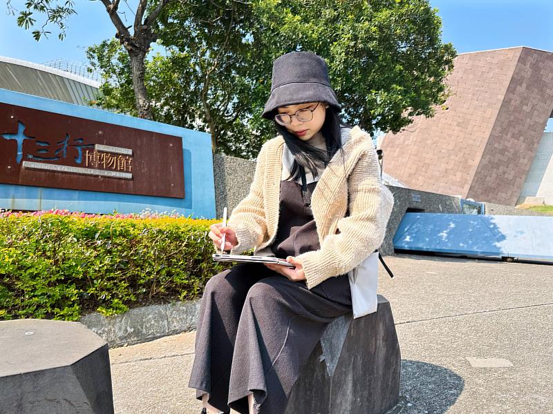 十三行博物館推出「八里好行」線上旅遊地圖，由在八里成長的館員張媛茹親自手繪。