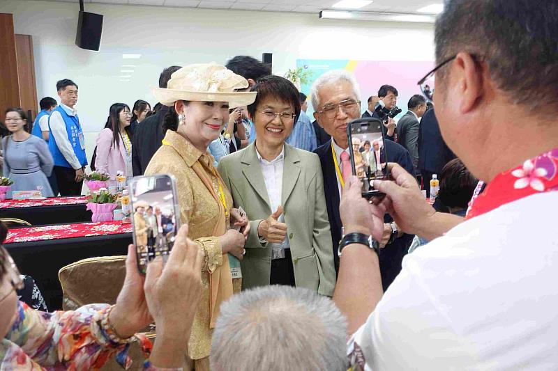 客家鄉親熱情和古主委合照