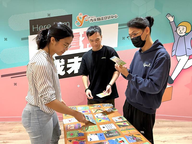 北分署YS帶領情緒導航工作坊,運用「情緒對話卡」讓青年練習情緒辨識、表達與調適。