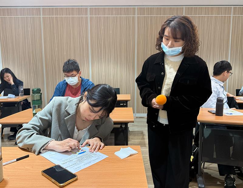 北分署YS職涯諮詢師透過情境討論與案例解析,幫助青年更能掌握情緒管理,提升職場適應力。