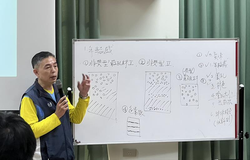 林業保育署臺中分署邀請木材鑑定專家黃健能博士指導第一線人員,透過樹皮、木材紋理及斷面等特徵辨識樹種