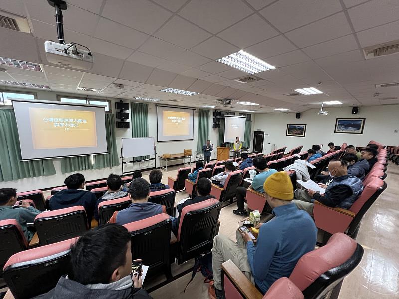 林業保育署臺中分署針對各機關第一線防災人員,辧理木材辨識鑑定研習,以加速樹種辨識、註記等集運流程