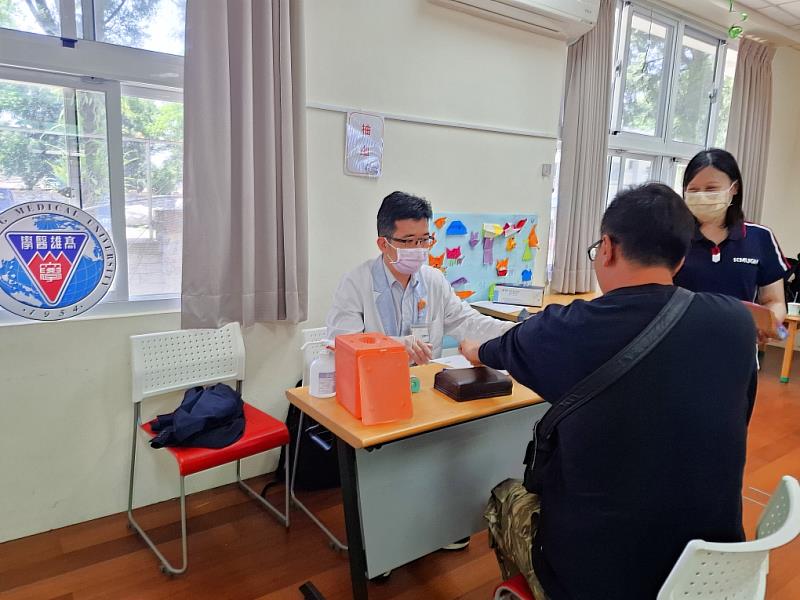 高醫大附設中和紀念醫院醫檢師協助民眾進行B/C型肝炎篩檢
