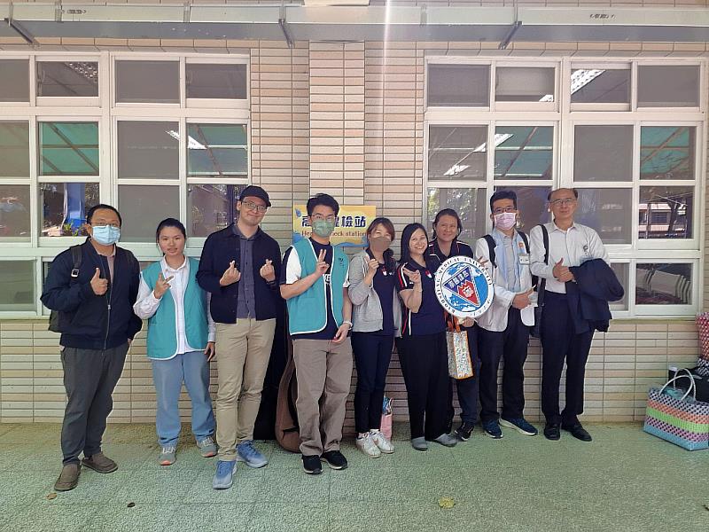 高雄醫學大學「永續荖濃人才培育與健康發展計畫」協同高醫大附設中和紀念醫院、高醫岡山醫院醫療團隊深入六龜，為當地居民提供癌症篩檢與肝炎篩檢服務