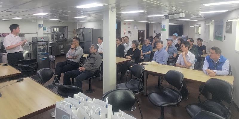 台灣海洋科技研究中心吳騏副主任介紹相關科研使用裝備及探測機具。