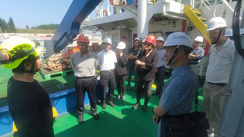 「勵進研究船」工作人員向東華大學師長介紹機具用途。
