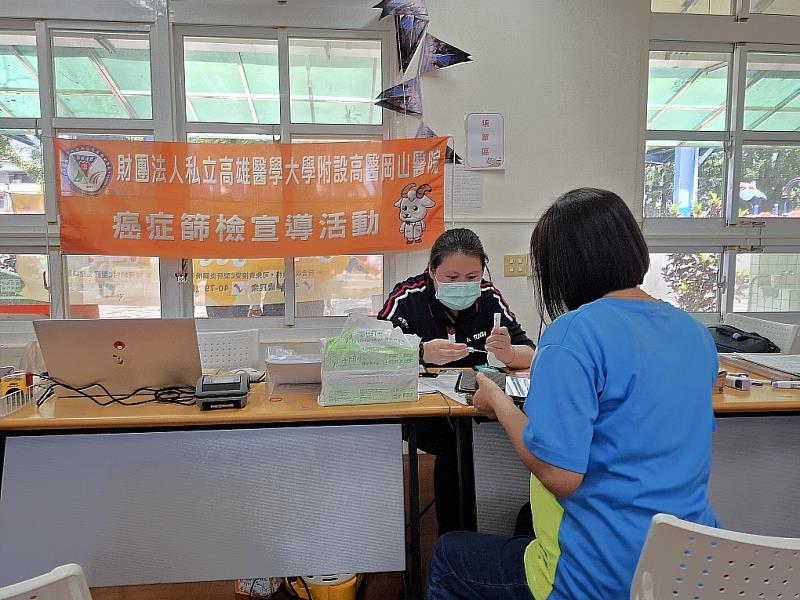 高醫岡山醫院團隊協助民眾進行檢驗資料填寫