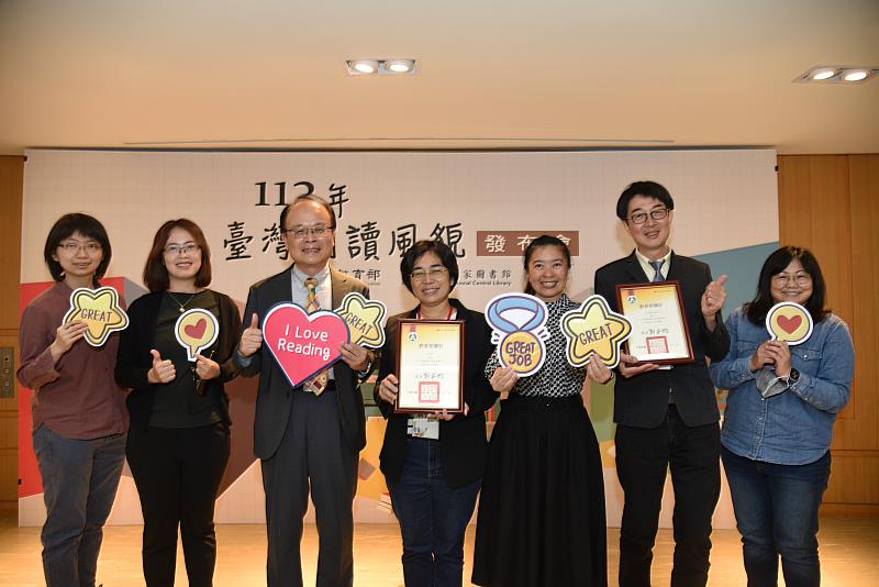新竹縣政府文化局長朱淑敏(中)代表縣長楊文科上台受獎