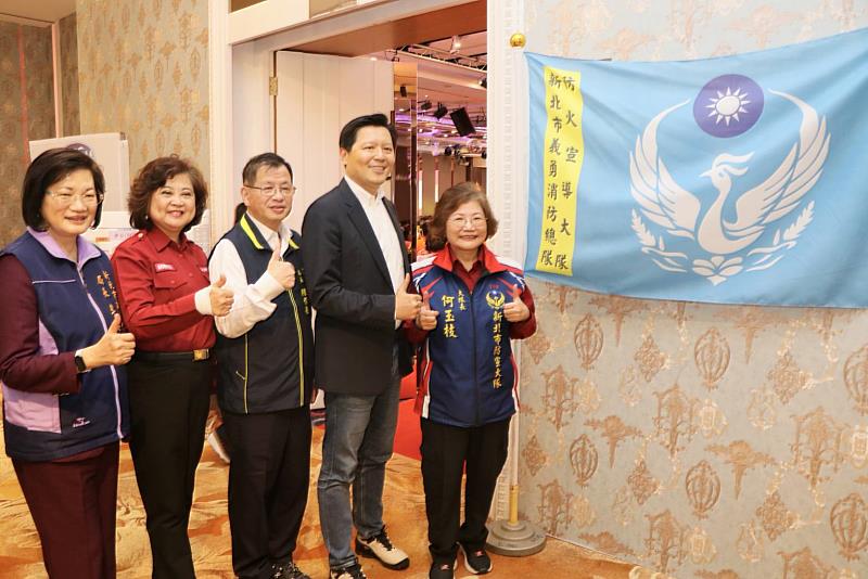 照片從左至右為社會局局長李美珍、新北市義勇消防總隊副總隊長江惠貞、消防局局長陳崇岳、朱惕之副市長、新北市義消防宣大隊大隊長何玉枝。