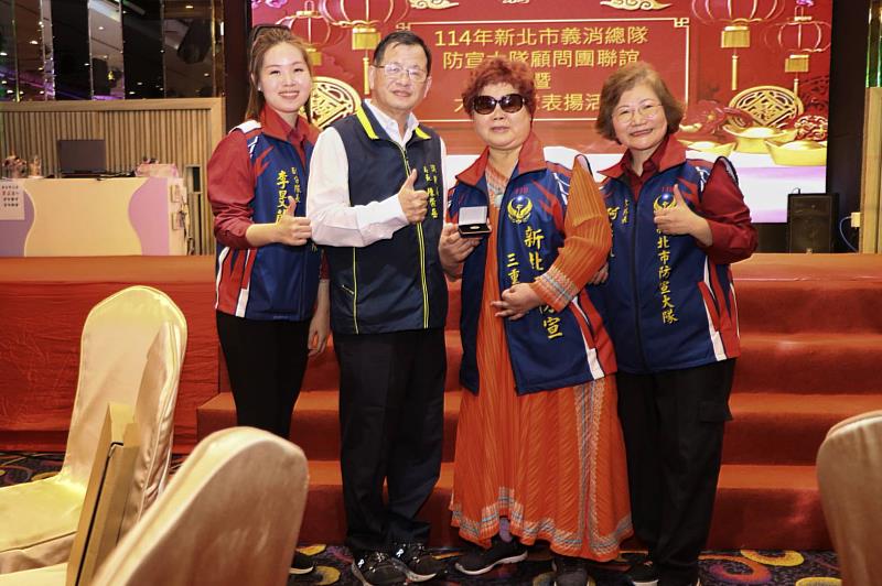 照片從左至右為重陽義消防宣分隊副分隊長李旻蔚、消防局局長陳崇岳、三重義消防宣分隊副分隊長黃書禹、義消防宣大隊 大隊長 何玉枝。