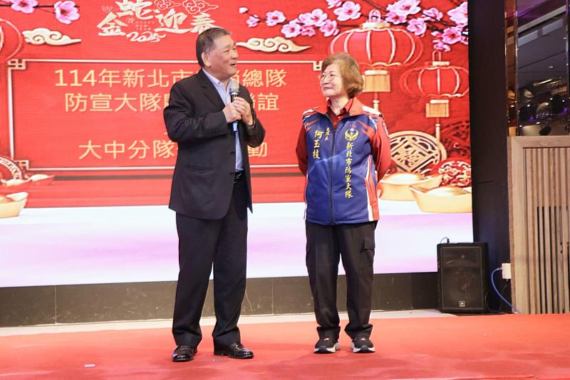 照片從左至右為消防署副署長簡萬瑤、新北市義消防宣大隊 大隊長何玉枝。