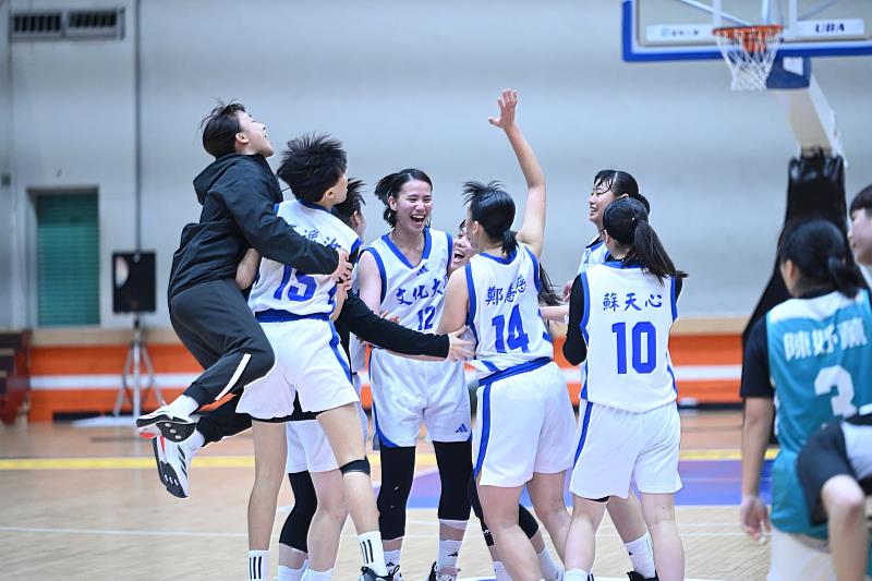 113學年 UBA 複賽文化大學女籃大勝中信學院，隊員歡勝。圖來自文化大學女子籃球隊臉書網站。