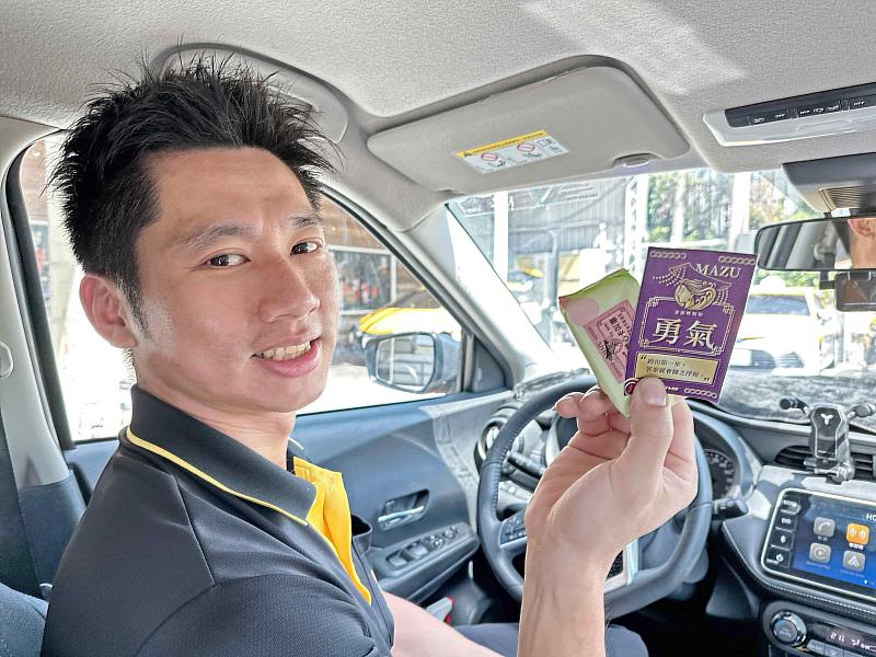 祈福平安卡總共四款，背面掃碼還能獲得100元搭車金和愛車免費臭氧殺菌