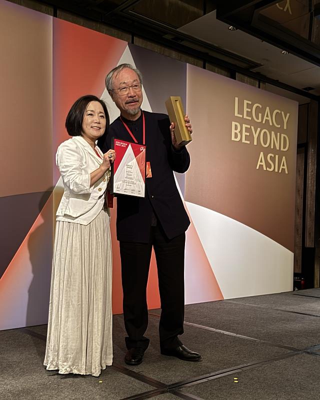 亞大創意設計學院講座教授林磐聳(右)，榮獲「2025亞洲設計獎」特別獎，是亞洲第2位、台灣首位獲獎者。