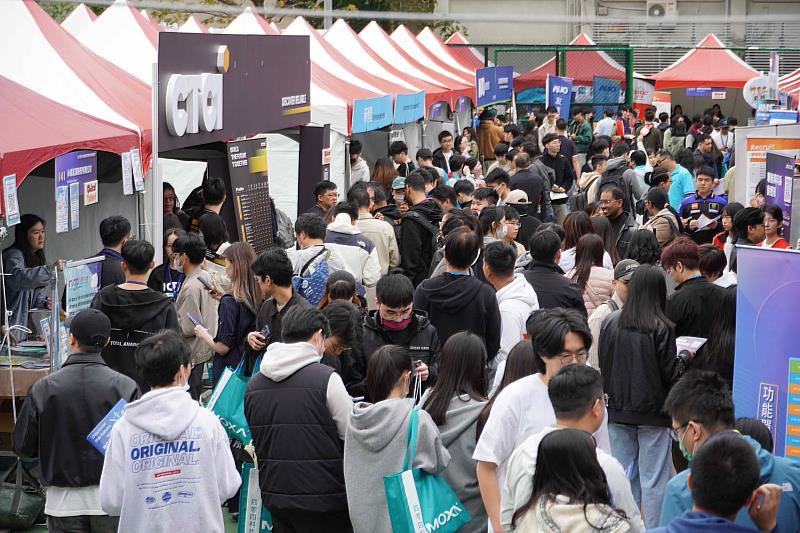 臺科大舉辦2025校園徵才博覽會，共吸引210家企業設攤，提供逾1.6萬個職缺。