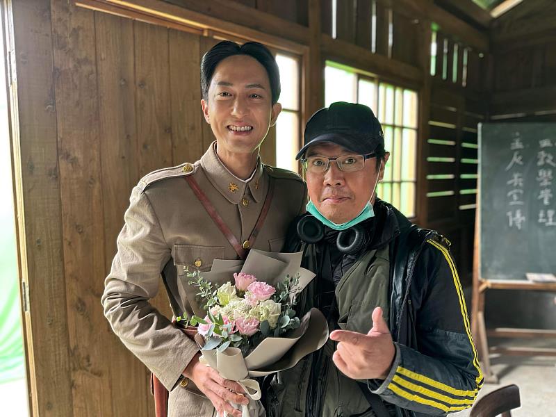 視訊系王傳宗老師(右)擔任導演,與演員邱昊奇(左)合影
