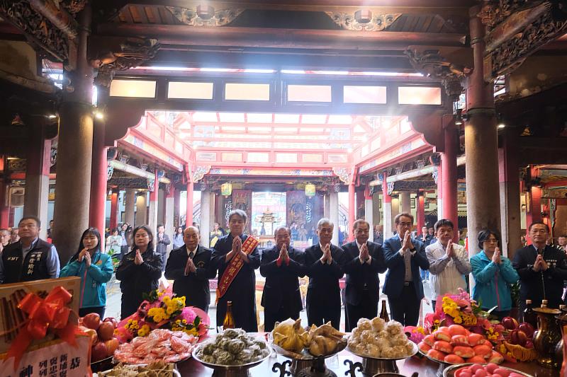 官網-新竹縣副縣長陳見賢(右五)、客委會副主委范佐銘(右四)及關西聯庄祭典區總爐主羅吉平(左五)等人親自出席，向義民爺行三獻禮