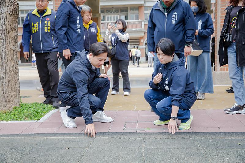 竹市舊社國小「追風廣場」改善完工，代理市長邱臣遠詳細檢視現場