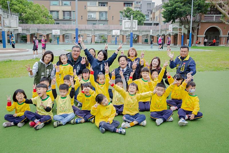 竹市舊社國小「追風廣場」改善完工，代理市長邱臣遠視察並與小朋友開心合照