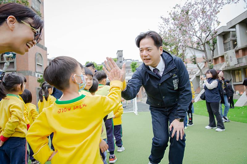 代理市長邱臣遠與竹市舊社國小學童在「追風廣場」同樂