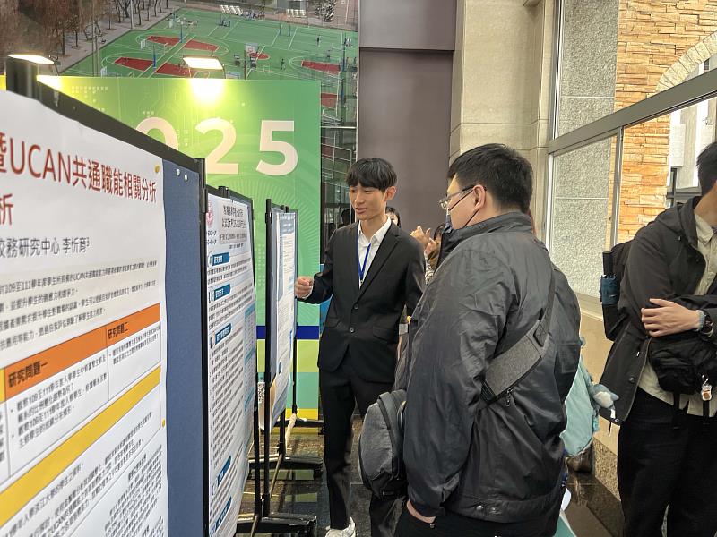 學生團隊參與海報論文發表，針對主題內容進行說明。（圖／淡江大學提供）
