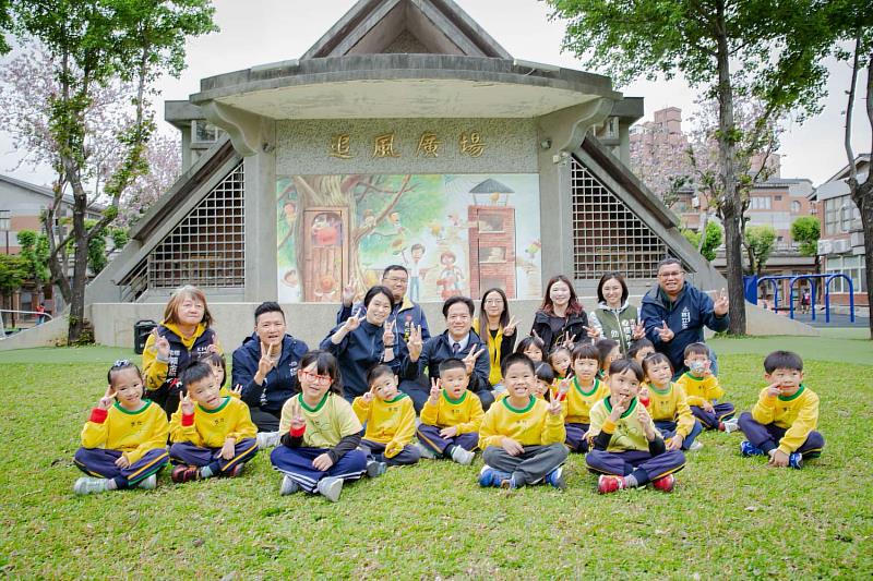 竹市舊社國小「追風廣場」改善完工，代理市長邱臣遠視察並與小朋友開心合照