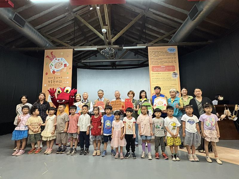 文化局代理局長林韋旭攜現場體驗的小朋友們,與兒童劇團、Aha幼兒創意負責人及在地民意代表共同揭開活動序幕