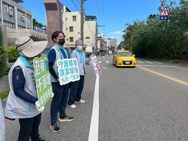 新竹市環保局於大坪頂沿線宣導。