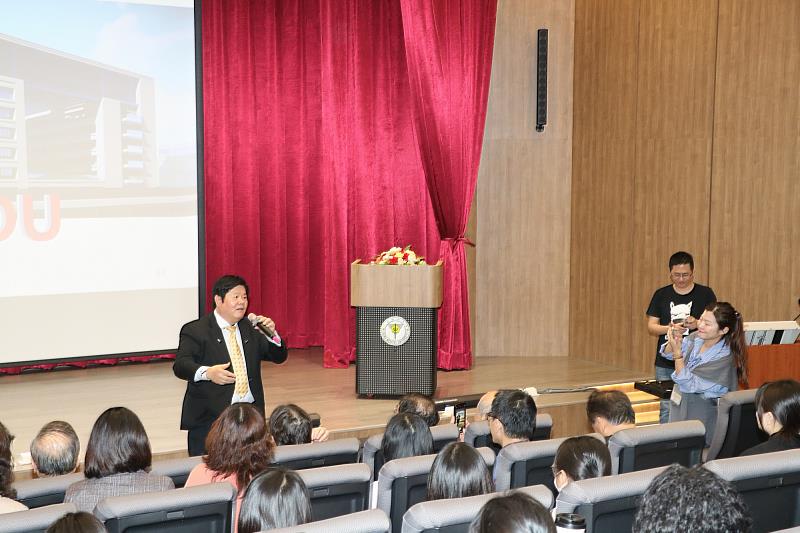 洪明奇校長在徵才說明會與同學互動熱絡。