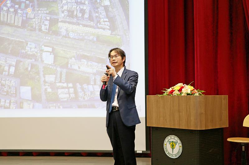 張坤正副院長介紹「臺中市立老人復健綜合醫院」職缺需求人才。