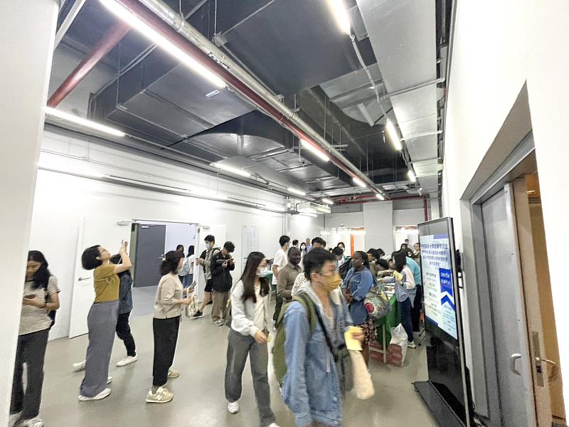 中國醫藥大學水湳校區舉辦就業博覽會徵才說明會,吸引同學參與瞭解職涯就業概況。