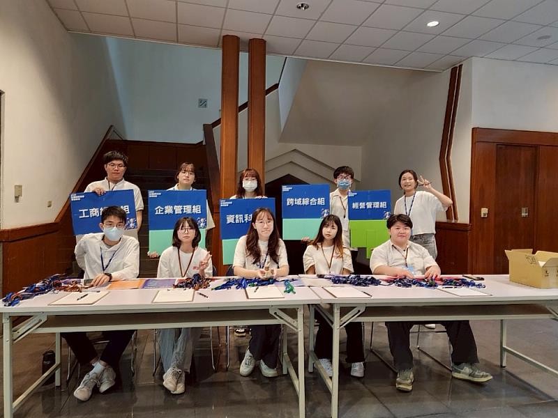 「2025年全國創新商業專題競賽」工作人員合影