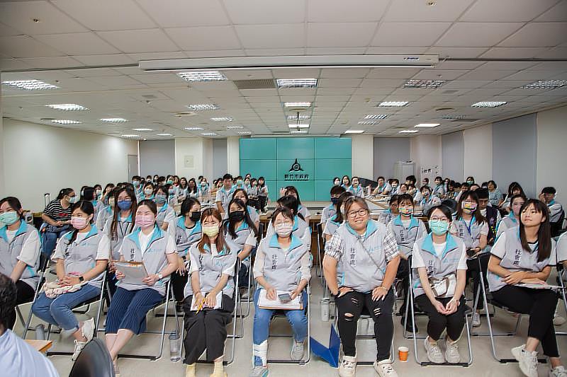竹市府社工們參與社會福利績效實地考核會議。