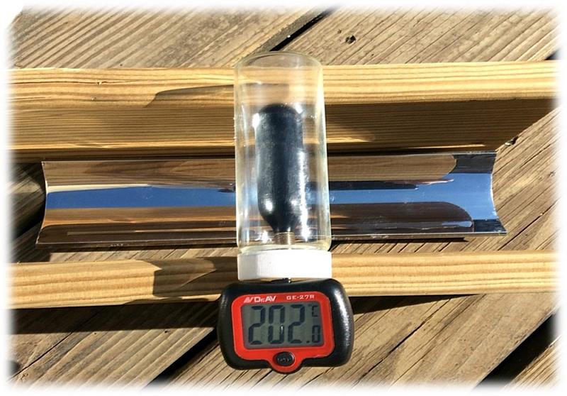 加熱脫附再生冷媒實際圖。利用太陽能集熱管15分鐘即可到達200度以上的集熱效果