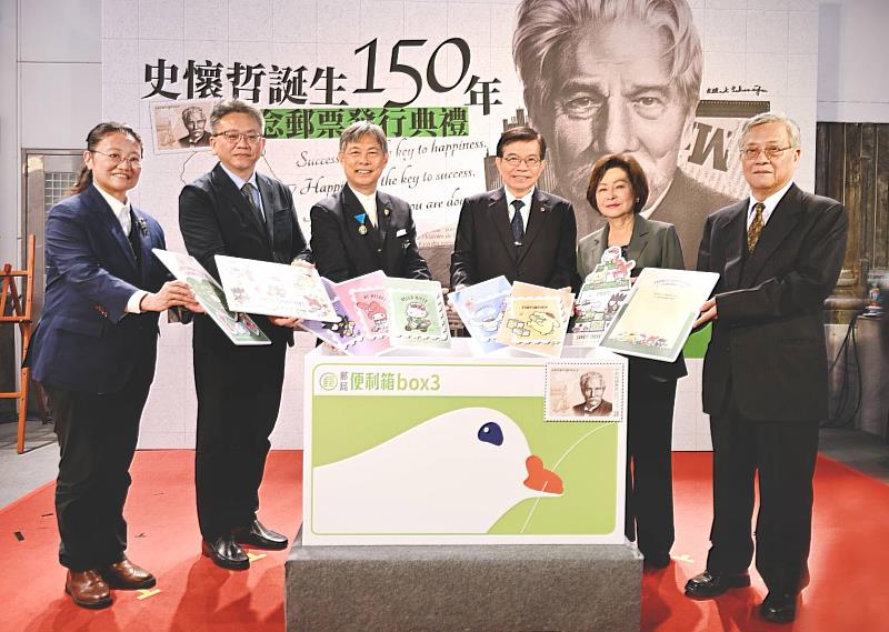 中華郵政公司於兒童節前夕捐贈集郵商品予陽光基金會，以效史懷哲博士的慈善精神 / 中華郵政提供