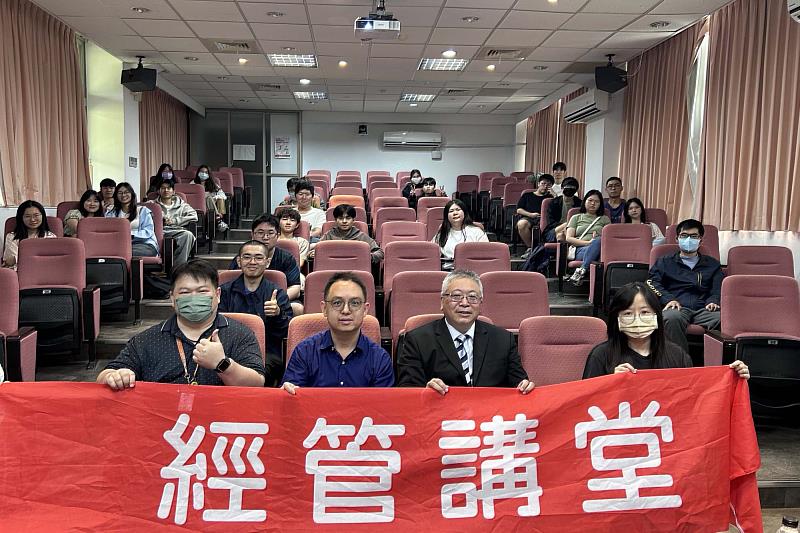 南大經管講堂讓學生對數位與永續趨勢有更清晰的認識