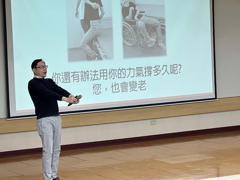 福樂多蔡俊明總經理示範照顧中最常見造成職業傷害的動作。