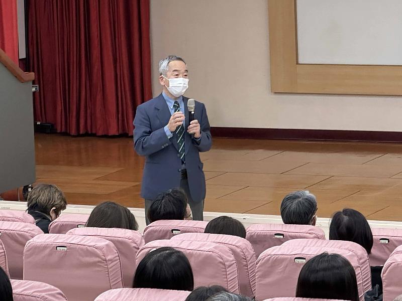 琵琶康復專業大學康復學部的垰田和史教授回應民眾針對高齡照顧勞動環境安全的提問。