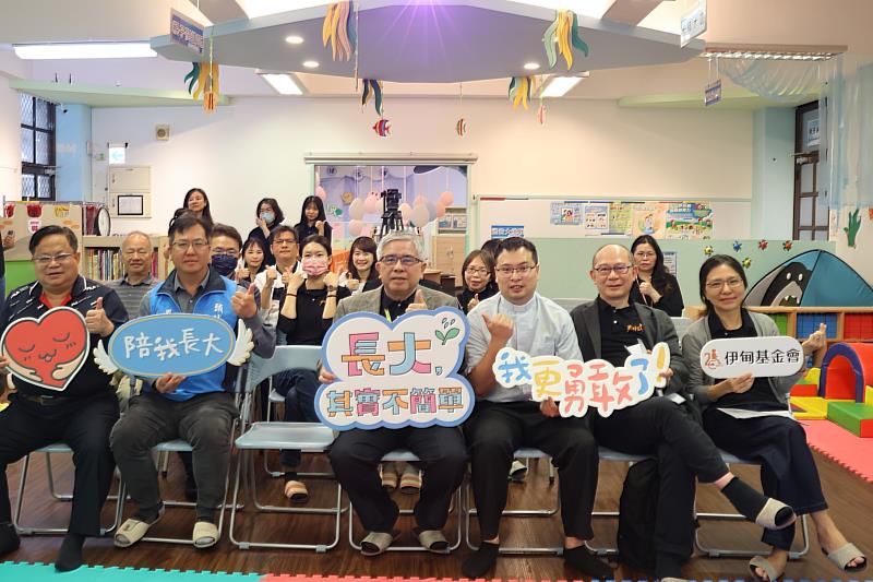 伊甸以愛承接頭城親子館,長官、貴賓及家長小朋友都一起來參與開幕茶會。