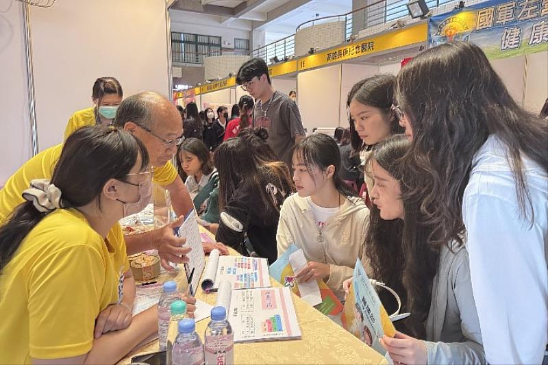 護理師離職潮引發各大醫院護士荒,各大醫院利用校園徵才就業博覽會搶徵護理生力軍
