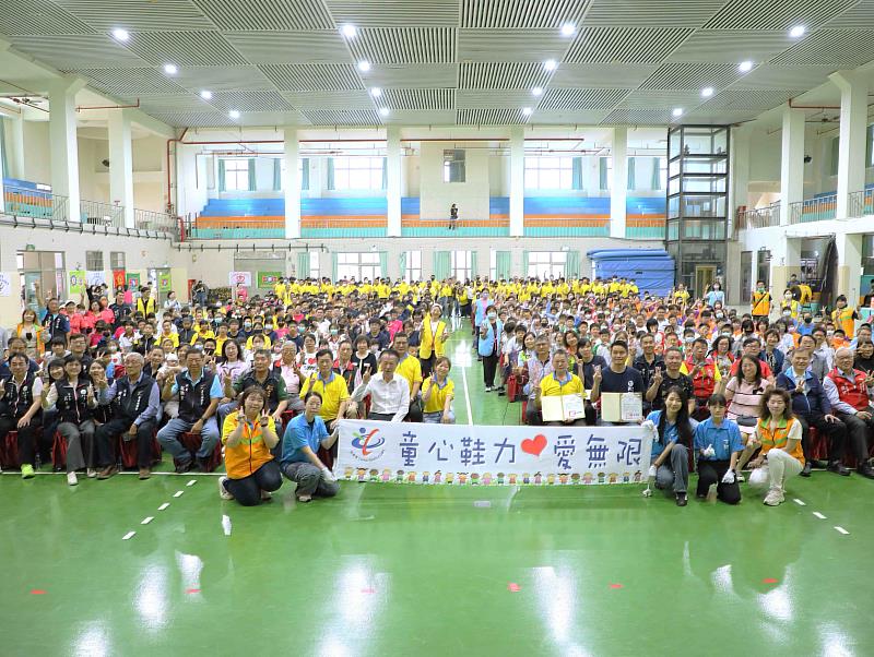 救國團「童心鞋力」巡迴列車抵達嘉義縣義竹鄉，捐贈國中小學童運動鞋