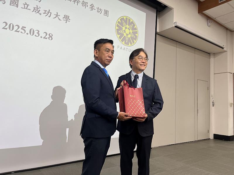 莊偉哲副校長代表成大致贈禮予馬來西亞留臺校友會聯合總會彭慶和會長