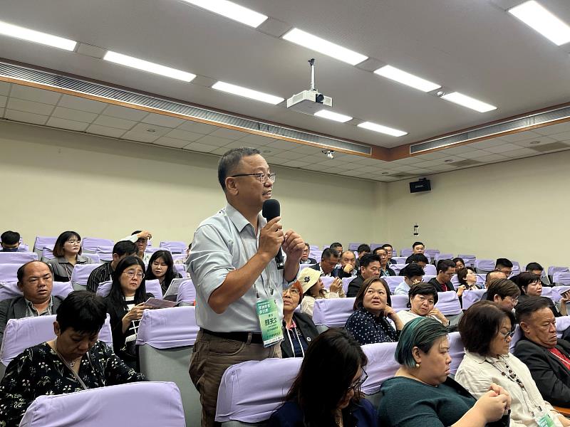 在熱烈的交流討論後，活動安排訪賓前往成大榕園，親身感受成大的學術氛圍與校園環境，進一步加強雙方的友好交流與促成合作之契機