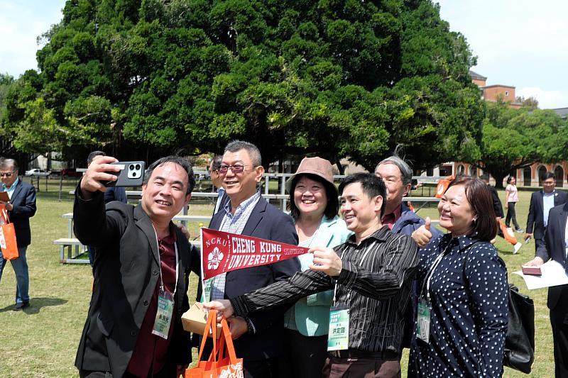 馬來西亞留臺校友會領袖幹部參訪團前往成大榕園,親身感受成大的學術氛圍與校園環境