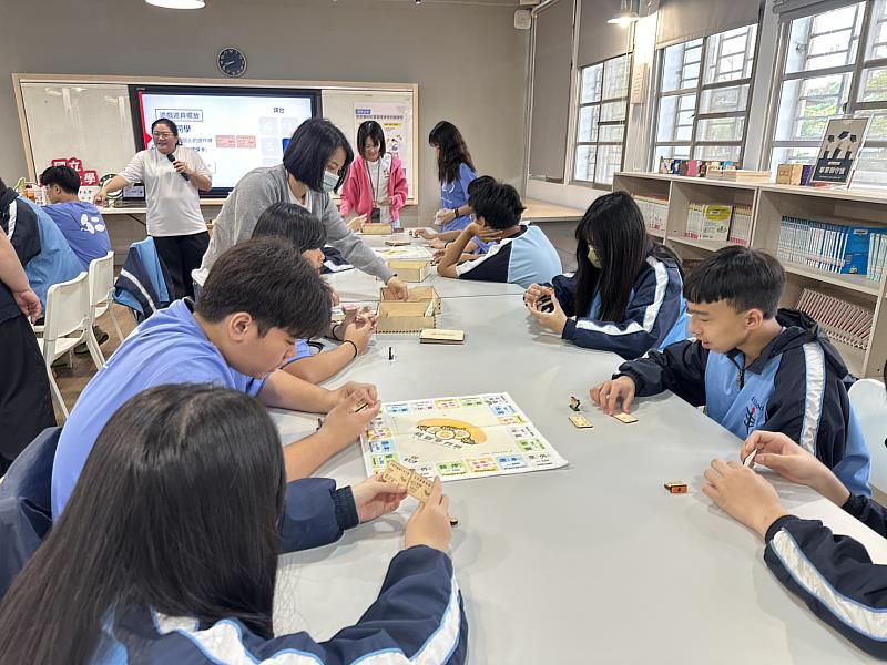 壽豐國中學生實際操作桌遊。