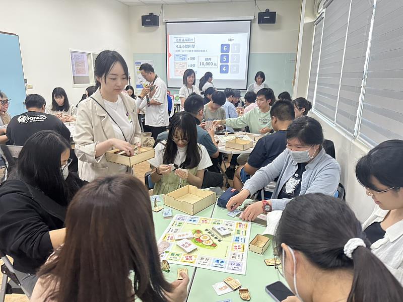 師培學生實際操作桌遊。